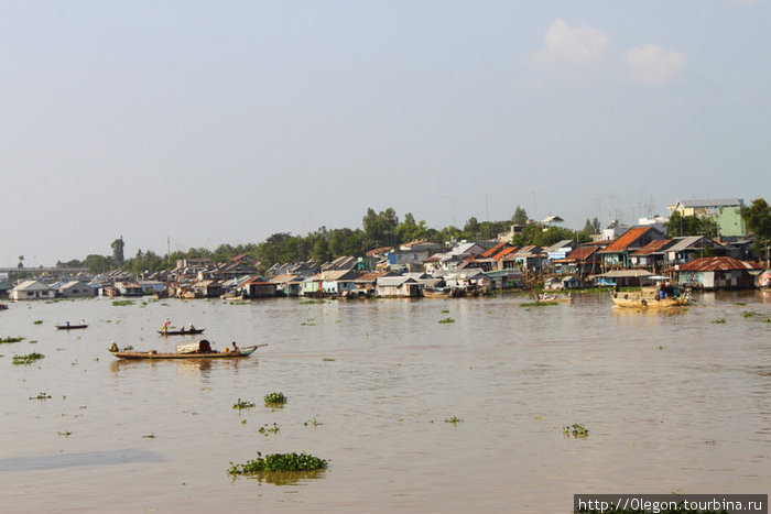 Густо заселённый берег Дельта реки Меконг, Вьетнам