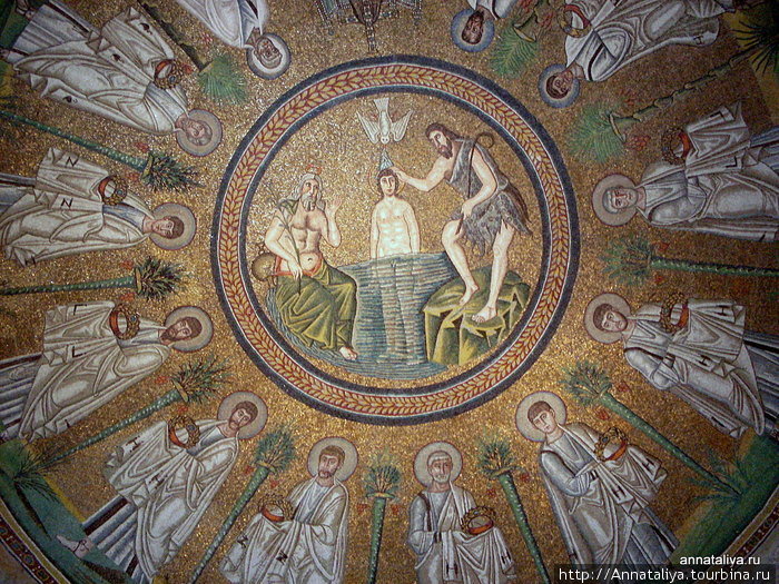 Мозаики в баптистерий Равенна, Италия