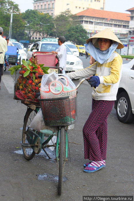 Вьетнамская шляпа, платок и сланцы на носки Хошимин, Вьетнам
