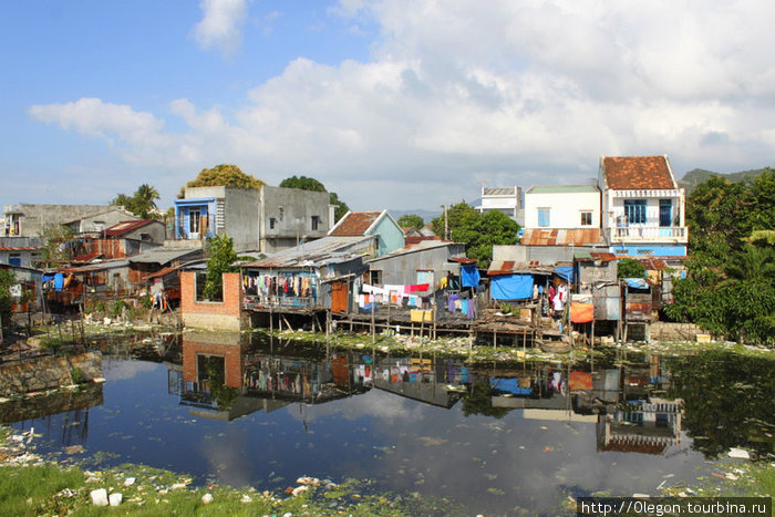 Трущобы Нячанга, отражённые в воде Нячанг, Вьетнам