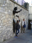 Скульптура «Проходящий сквозь стены»