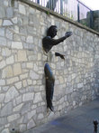 Скульптура «Проходящий сквозь стены»