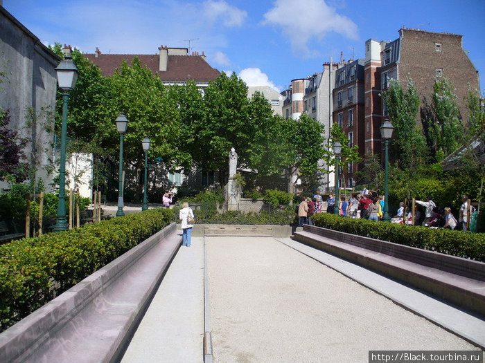 Площадка для игры в петанк у статуи Святого Дионисия Париж, Франция
