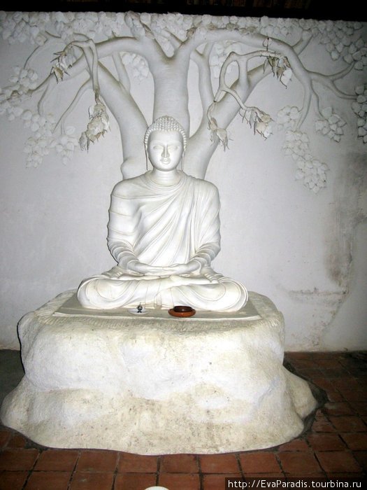 Белый Будда Берувала, Шри-Ланка