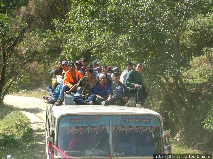 Вот так, на крыше автобуса непальцы путешествуют по стране. А в салоне сидят толстые, ленивые и богатые... мы :-). Непал