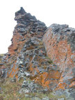 Красные лишайники на скалах , район Усть Кары.