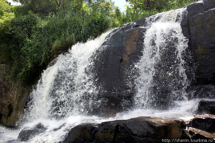 Водопад у основания скалы Элле, недалеко от железнодорожной линии Элла, Шри-Ланка