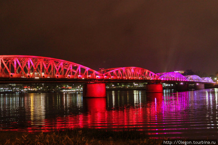 Вечерами городской мост начинает играть разными цветами Хюэ, Вьетнам