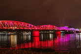 Вечерами городской мост начинает играть разными цветами