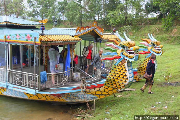 Красочные лодки останавливаются около самых красивых мест Хюэ, Вьетнам