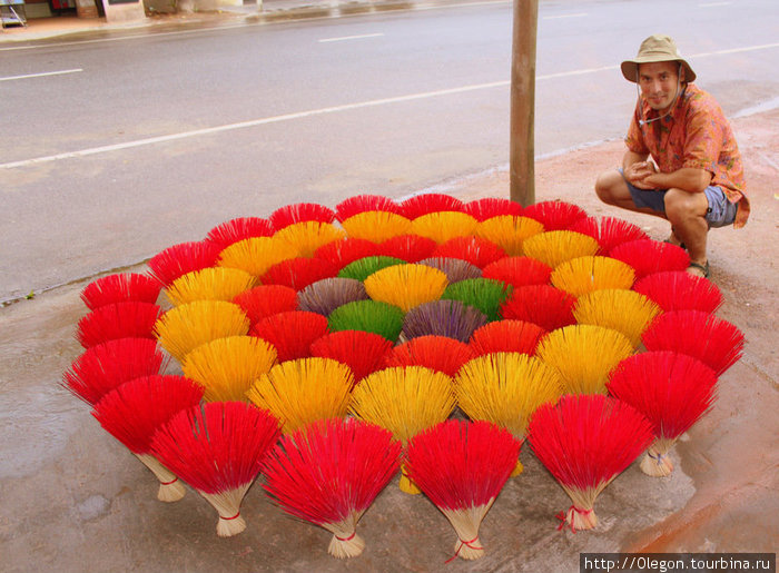 Палочки ароматные и ярко-красочные Хюэ, Вьетнам