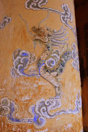 Столбы дворцов и гробниц украшены драконами