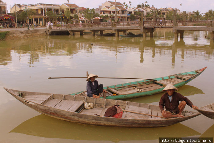 Рыбаки в Хойане подрабатывают на подаяниях от туристов, которые их с радостью фотографируют Хойан, Вьетнам
