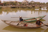 Рыбаки в Хойане подрабатывают на подаяниях от туристов, которые их с радостью фотографируют