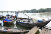 Наловив рыбы рыбаки сразу сдают её перекупщикам на базаре
