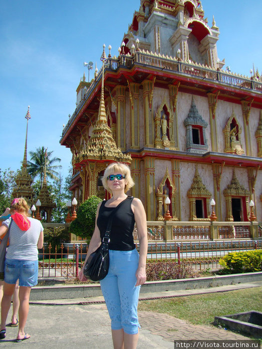 с обнаженными плечами в храм не пускают... Остров Пхукет, Таиланд