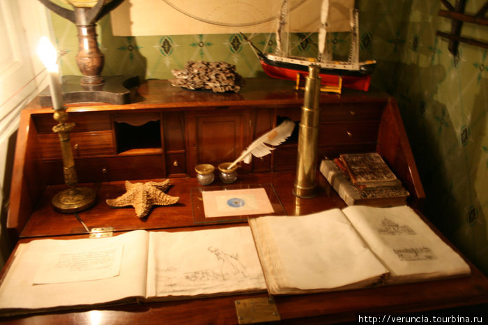 Его рабочий стол с подарками брата Воина, привезенными из дальних странствий. Воин Андреевич был известным путешественником своего времени.