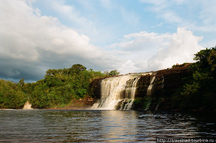 Водопадное счастье в лагуне Канайма Национальный парк Канайма, Венесуэла