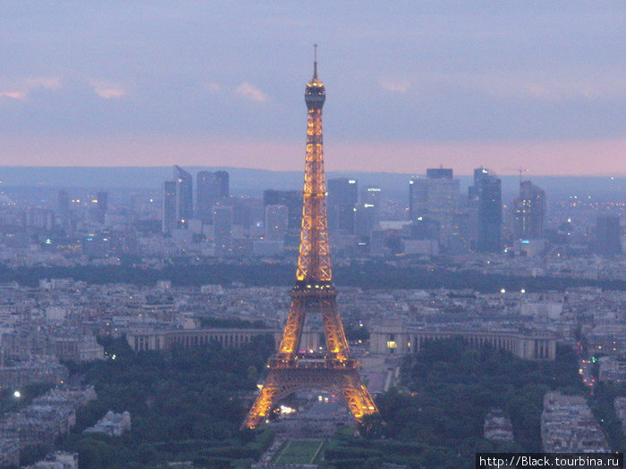 Эйфелева башня с башни Монпарнас вечером Париж, Франция
