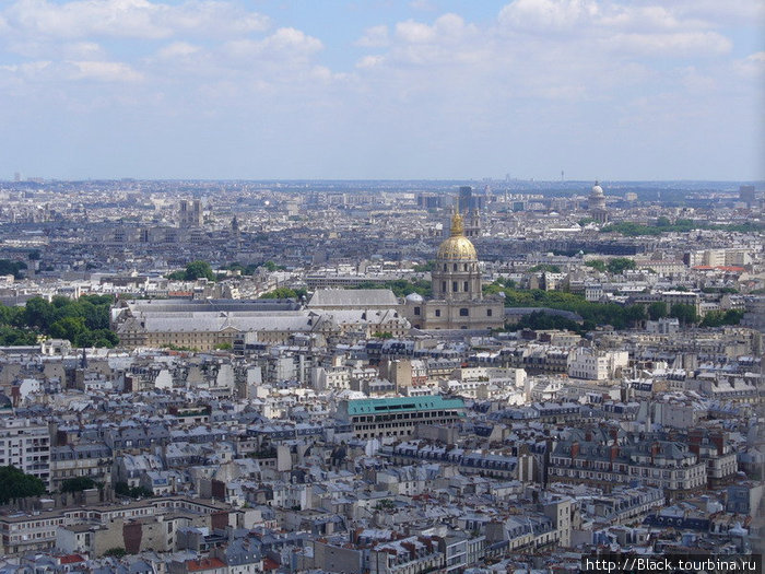 Церковь Купола (увеличение) и город Париж, Франция