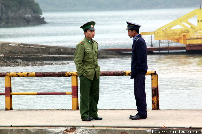 Полицейский и таможенник Халонг бухта, Вьетнам
