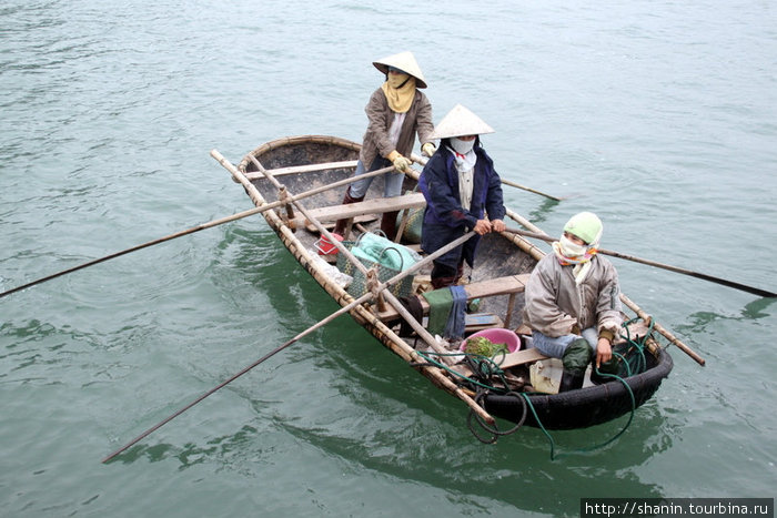 Трое в лодке Халонг бухта, Вьетнам