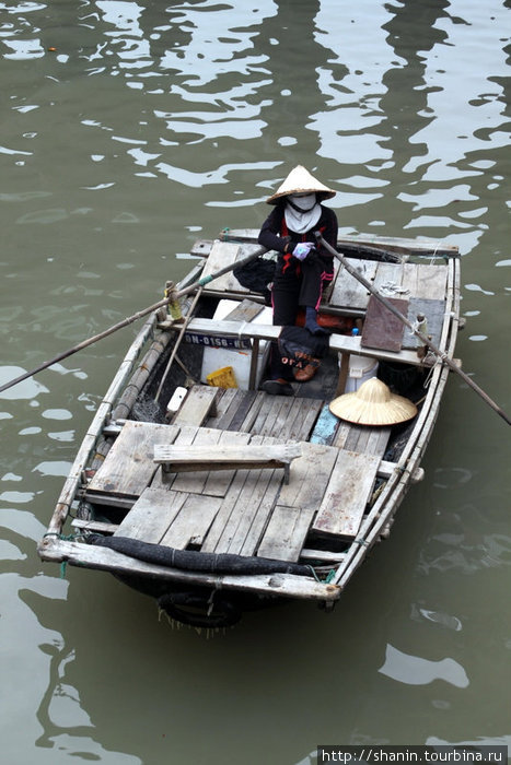 Лицо в маске — под марлевой повязкой Халонг бухта, Вьетнам