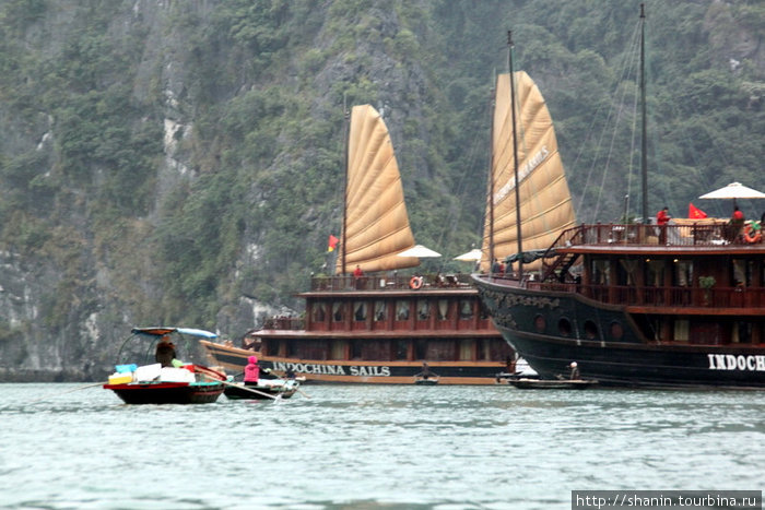 Большие туристические суда и маленькие лодки — почувствуйте разницу Халонг бухта, Вьетнам