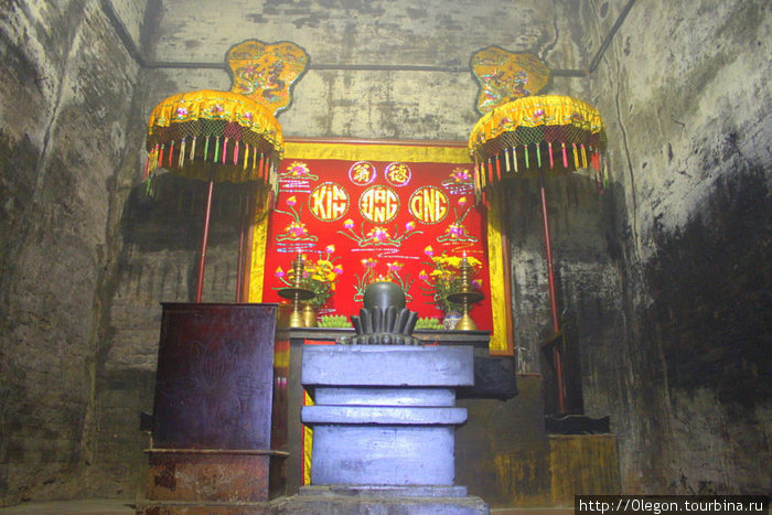 Внутри храмов обязательно свечи и ароматные палочки Вьетнам