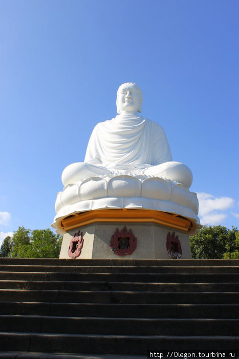 Белый каменный Будда сидит на горе Вьетнам