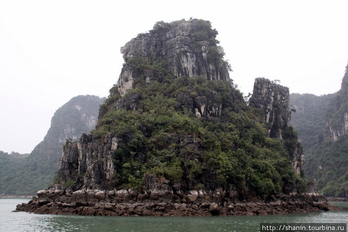 Одинокая скала Халонг бухта, Вьетнам