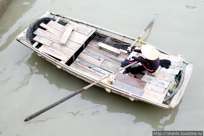 Деревянная лодка — вид с прогулочного судна Халонг бухта, Вьетнам