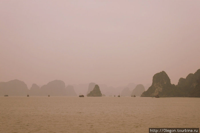 Около 1600 островов и скал, разных форм собраны в одной бухте Халонг бухта, Вьетнам