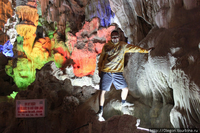 Пещеру подсвечивают разноцветные лампы, что создаёт окружающую сказку Халонг бухта, Вьетнам