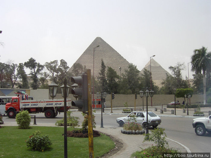 Пирамиды видны уже из города Гиза, Египет