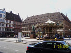 Рядом с каруселью памятник Гутенбергу — первопечанику. Первые книги были напечатанны в Страсбурге.
