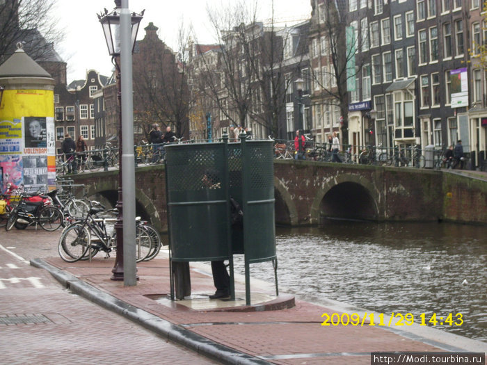 В Голландии не стесняются, если хочется, то прямо на улице. А женщины? Амстердам, Нидерланды