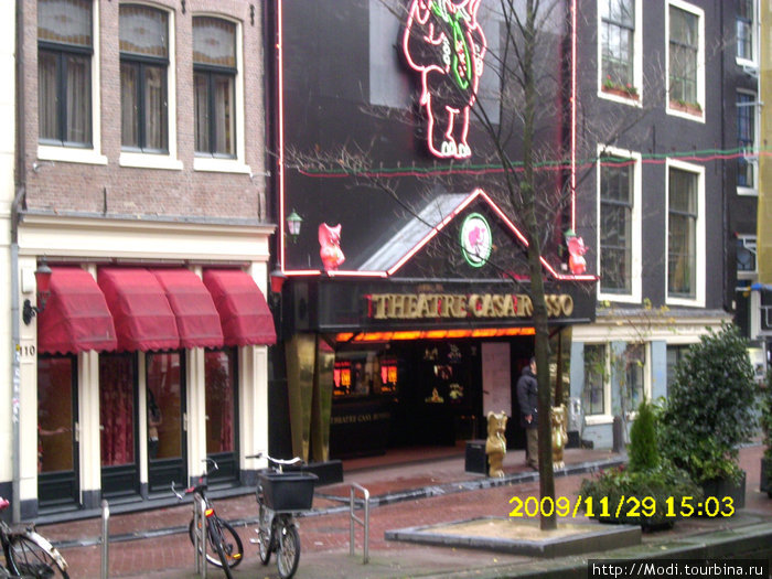 Театр с фривольными спектаклями, слева в окнах девушки — актрисы Амстердам, Нидерланды