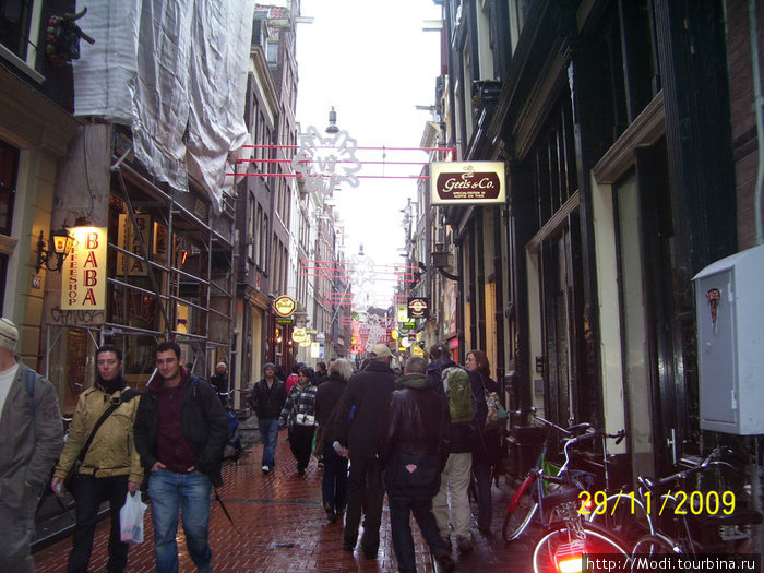 Одна из улиц в центре в воскресенье все работает народу ..... Амстердам, Нидерланды