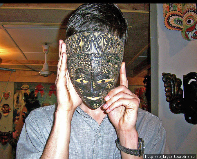 Некоторые маски можно примерить Амбалангода, Шри-Ланка