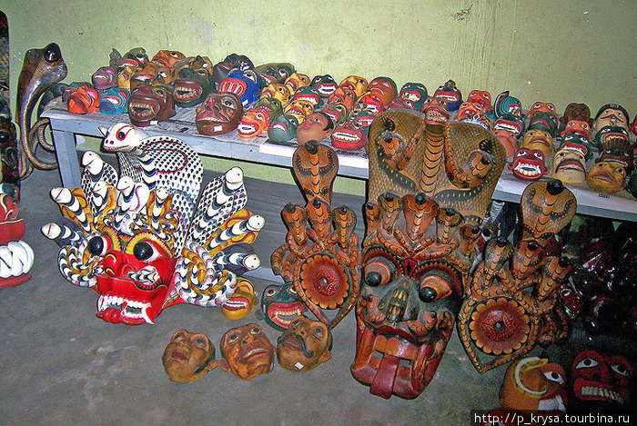 Эти маски можно купить Амбалангода, Шри-Ланка
