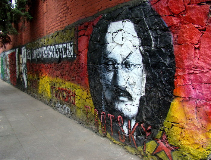граффити на улице рядом с музеем Мехико, Мексика