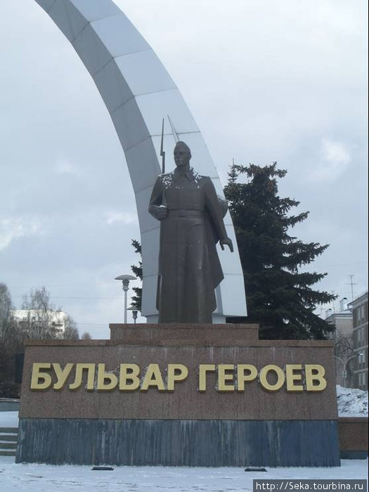 Скульптура на входе Новокузнецк, Россия