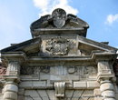 Над входом в замок остались гербы его владельцев. Самый верхний, на котором изображена подкова, — герб Станислава Конецпольского.