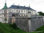 Замок был построен в форме квадрата со стороной 100 метров.