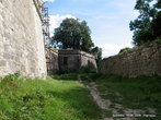 Замок был окружен глубоким и широким рвом.