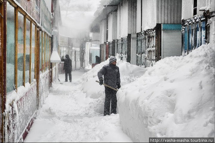 Последствия снегопада. Зимой в Владивосток снега не допросишься, но уж если пойдет, то засыпает по крыши. Владивосток, Россия