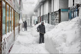 Последствия снегопада. Зимой в Владивосток снега не допросишься, но уж если пойдет, то засыпает по крыши.