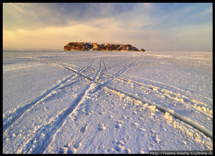 Остров Коврижка. Необитаемый, если не считать бесчисленное количество змей. Зимой частенько, когда встает лед, туда отправляются смельчаки на машинах. Владивосток, Россия