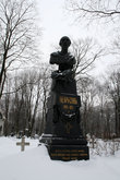 Памятник на могиле поэта Некрасова.